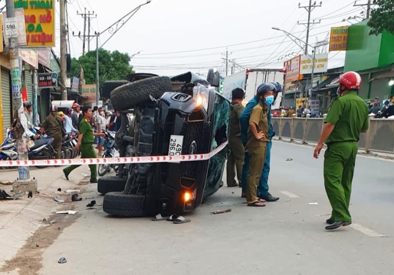 Vụ xe chở hàng cấm tông CSGT tử vong: Khám xét nhà 2 nghi phạm - Ảnh 3.