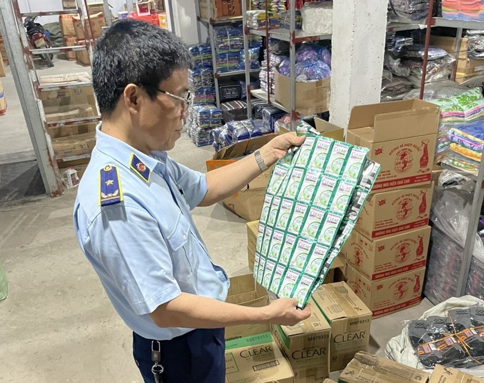 Tháng An toàn thực phẩm 2023: Từ xúc xích, cánh gà ăn liền nhiều 'không' đến dầu gội, kem đánh răng giả - Ảnh 2.