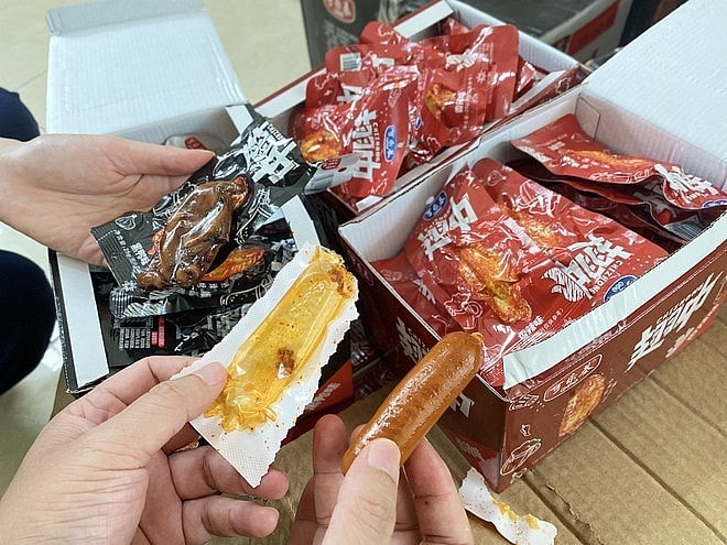 Tháng An toàn thực phẩm 2023: Từ xúc xích, cánh gà ăn liền nhiều 'không' đến dầu gội, kem đánh răng giả - Ảnh 4.