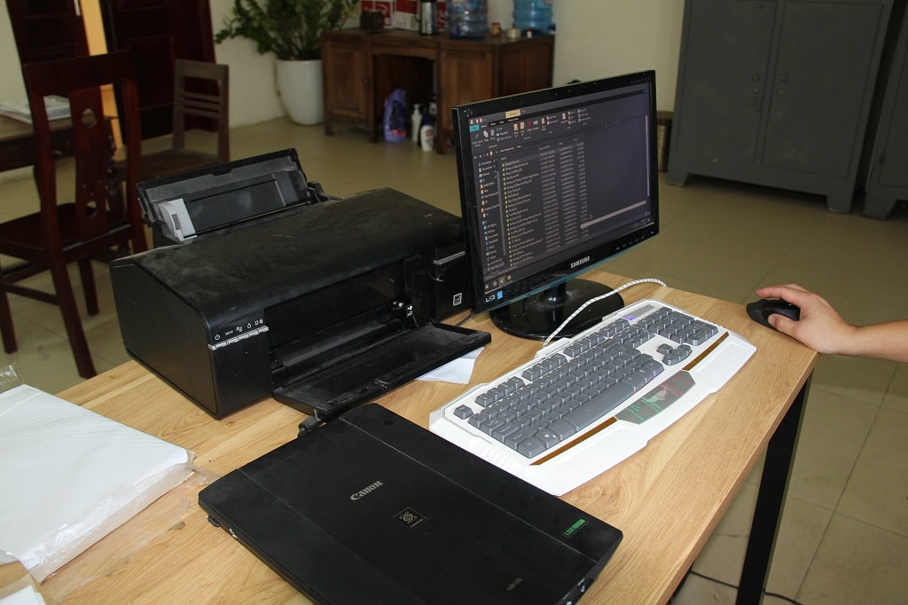 Bắt 3 đối tượng làm giả các loại tem, sổ kiểm định ô tô giả - Ảnh 2.