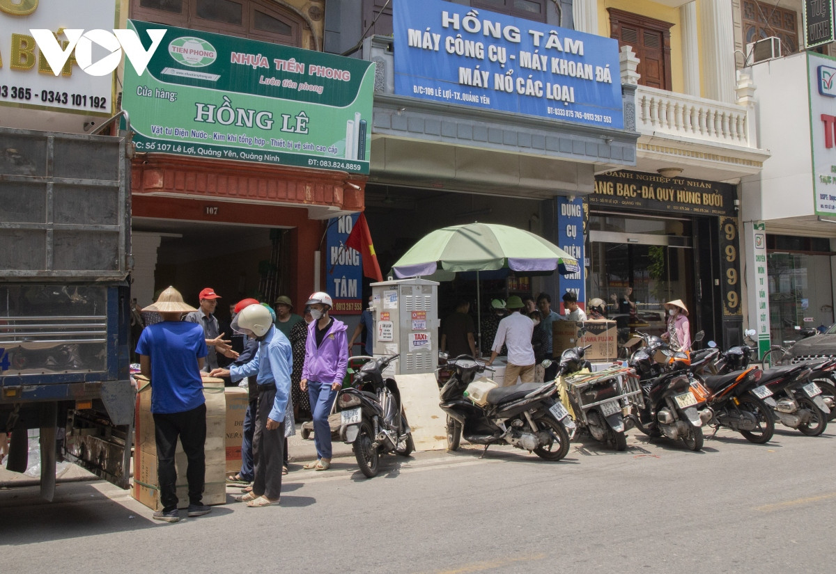 Người dân Quảng Ninh đổ xô mua máy phát điện, ra bãi biển tránh nóng - Ảnh 2.