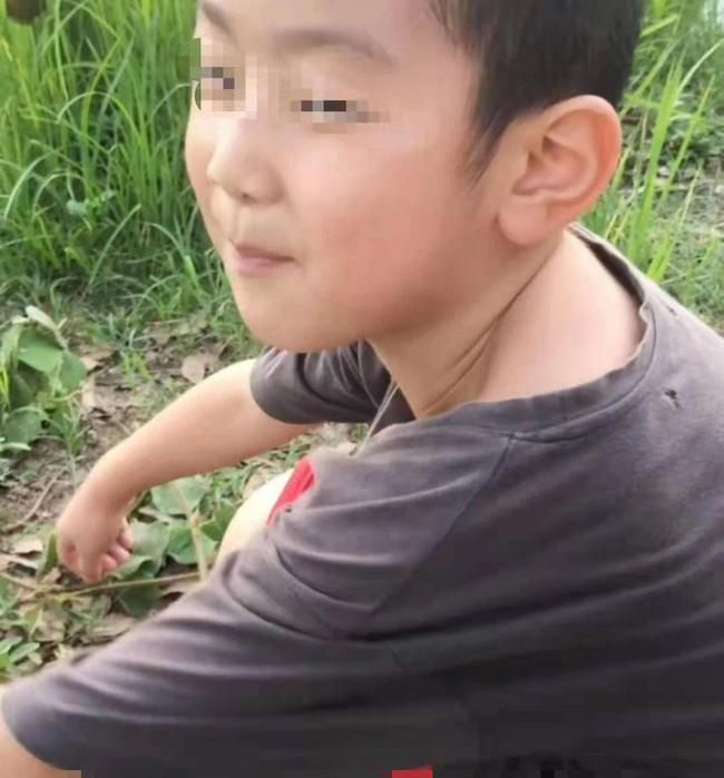 Bị tịch thu điện thoại, con trai 6 tuổi doạ ăn kem đến chết cóng để mẹ hối hận, không ngờ 