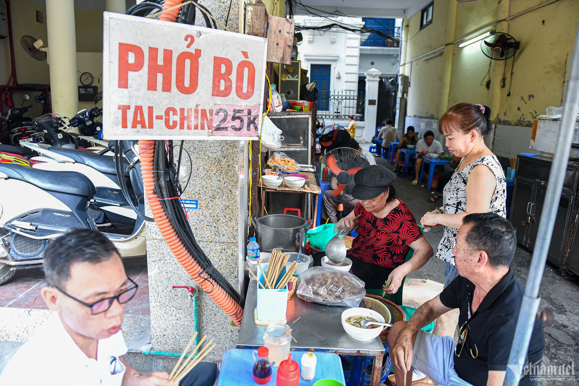 Quán phở Hà Nội bán giá siêu rẻ, khách gọi 15.000 đồng vẫn vui vẻ phục vụ - Ảnh 6.
