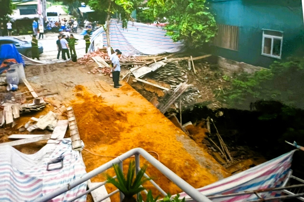 Quảng Ninh: Sập tường khi đang xây, 2 công nhân thương vong, chủ thầu bị khởi tố  - Ảnh 1.