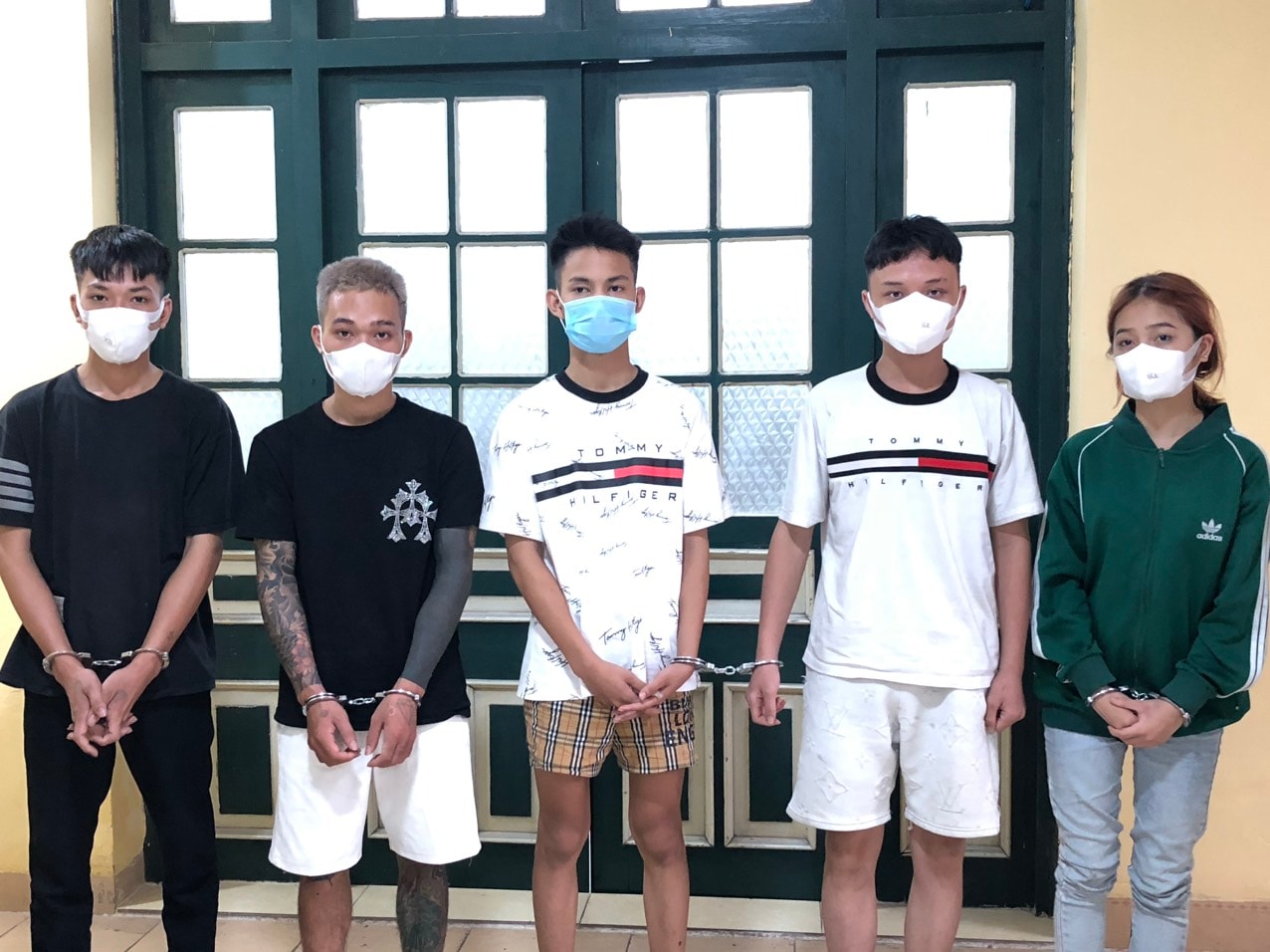 Hà Nội: Bắt nhóm cướp tuổi teen chuyên nhằm vào phụ nữ  - Ảnh 1.