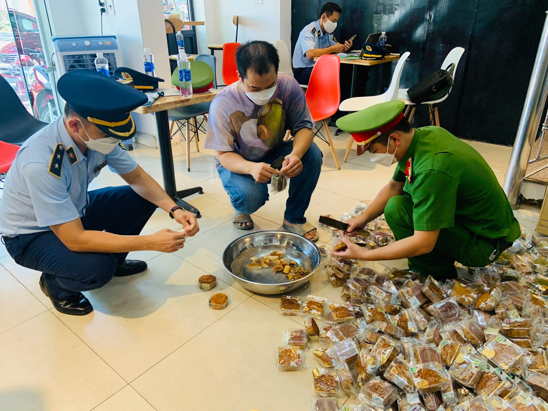 Từ 29/8, Hà Nội bắt đầu kiểm soát toàn diện thị trường bánh Trung thu, đồ chơi trẻ em - Ảnh 2.