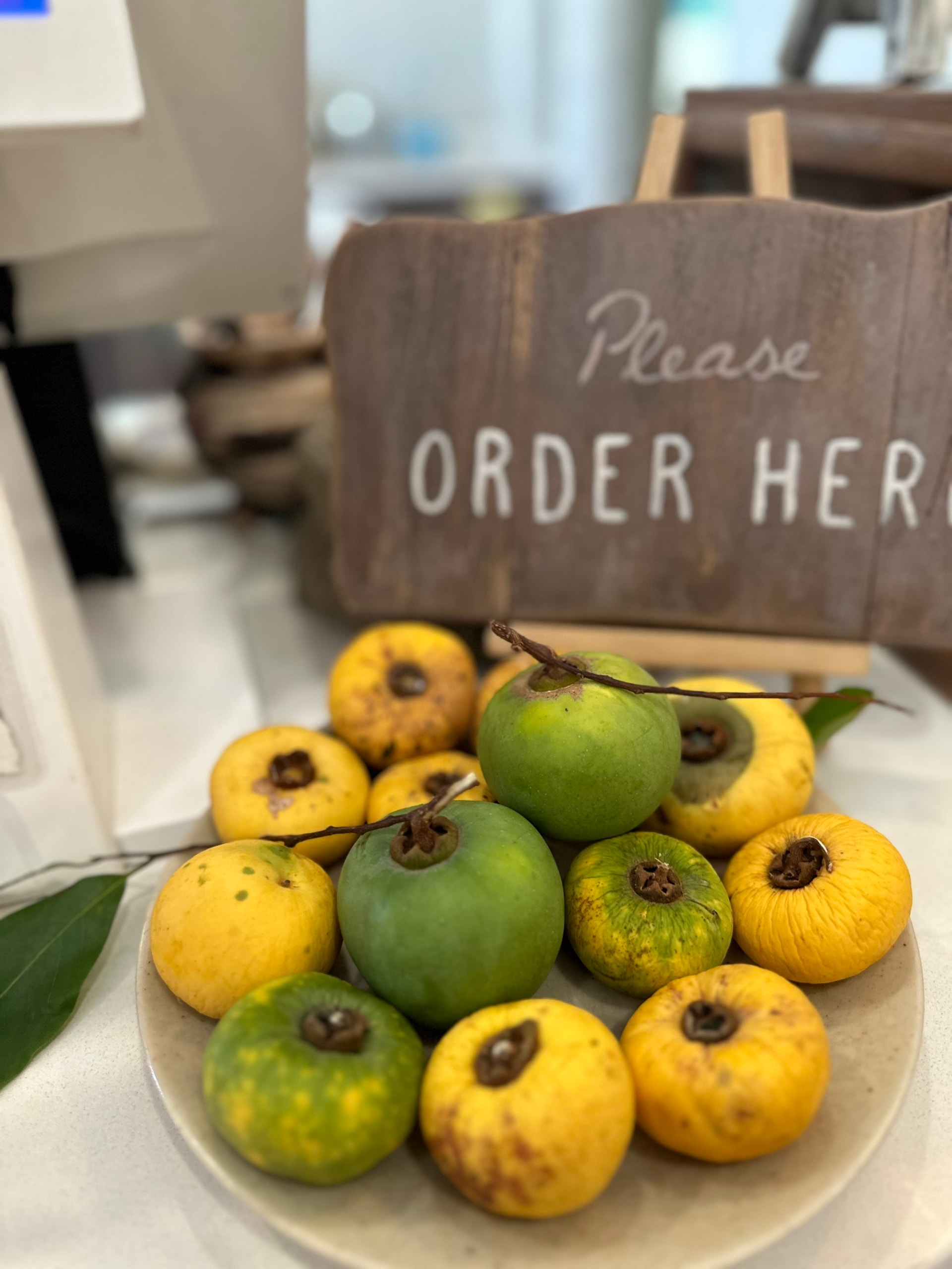 Giá quả thị cả cành lên đến 200.000 đồng vẫn hút người tiêu dùng đầu mùa thu - Ảnh 3.