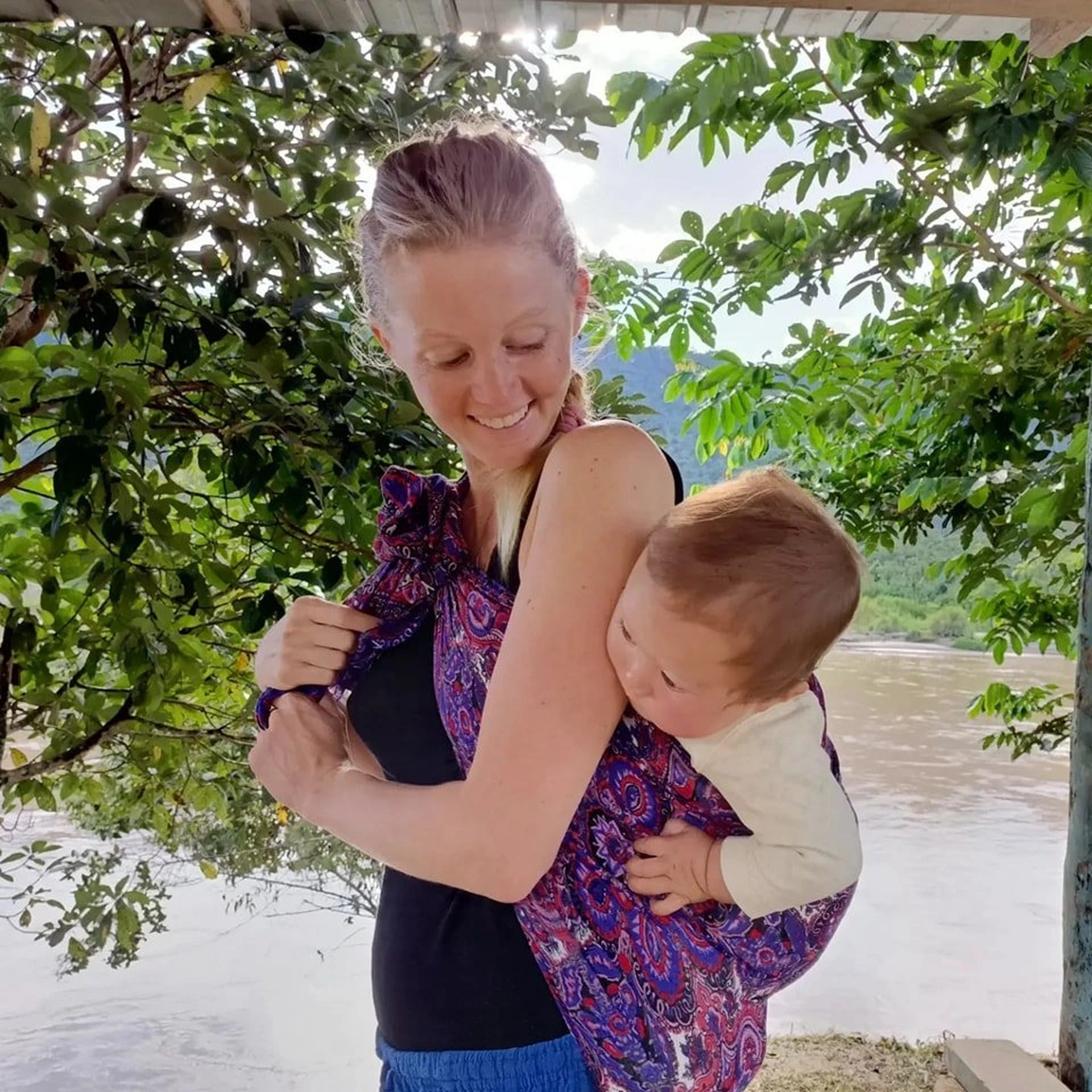 Cô gái Mỹ xinh đẹp theo chồng Việt bỏ phố về quê, chỉ ăn hoa quả để sống - Ảnh 1. Cô gái Mỹ xinh đẹp theo chồng Việt bỏ phố về quê, chỉ ăn hoa quả để sống - Ảnh 1.