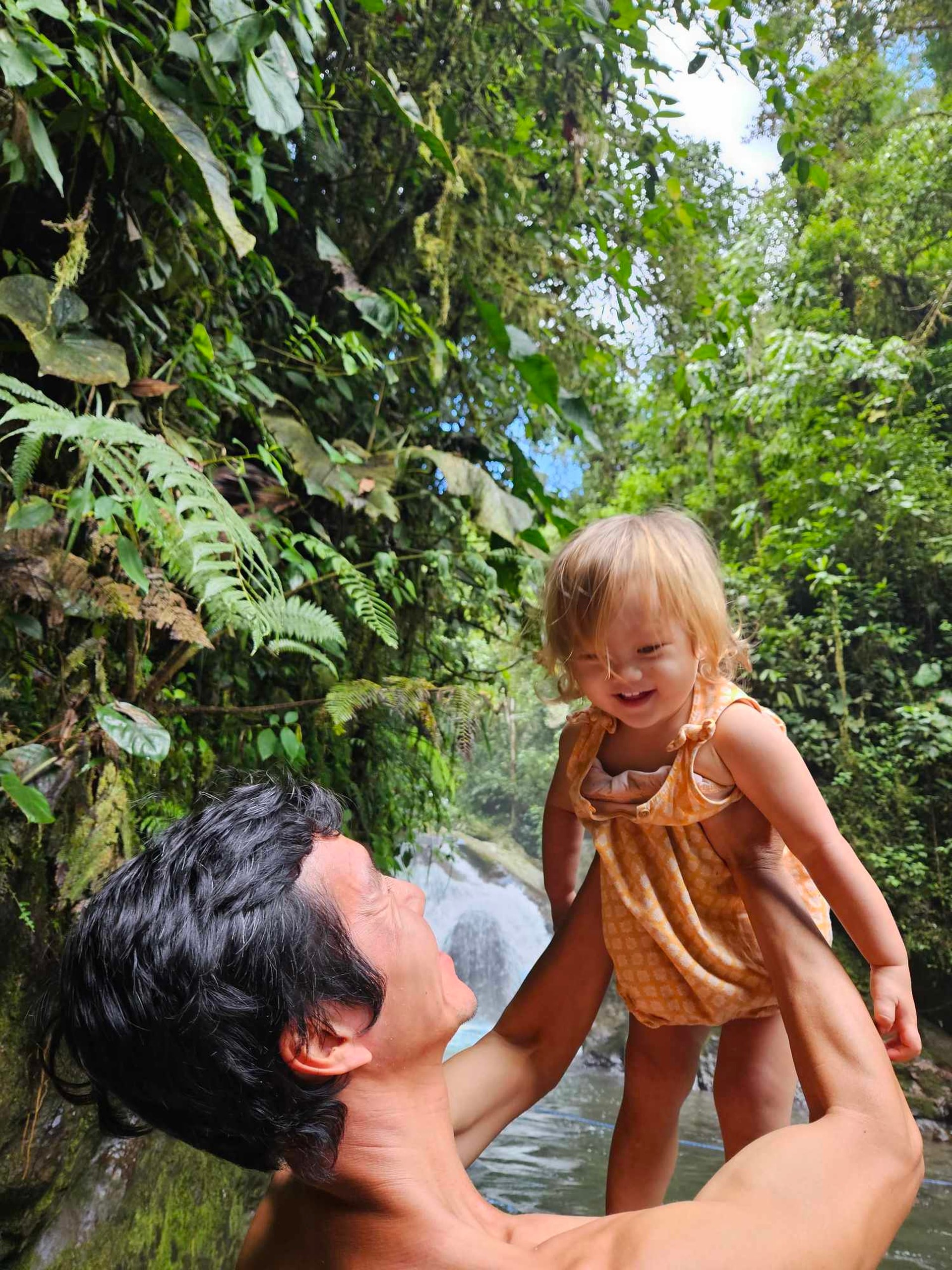 Cô gái Mỹ xinh đẹp theo chồng Việt bỏ phố về quê, chỉ ăn hoa quả để sống - Ảnh 9. Cô gái Mỹ xinh đẹp theo chồng Việt bỏ phố về quê, chỉ ăn hoa quả để sống - Ảnh 9.