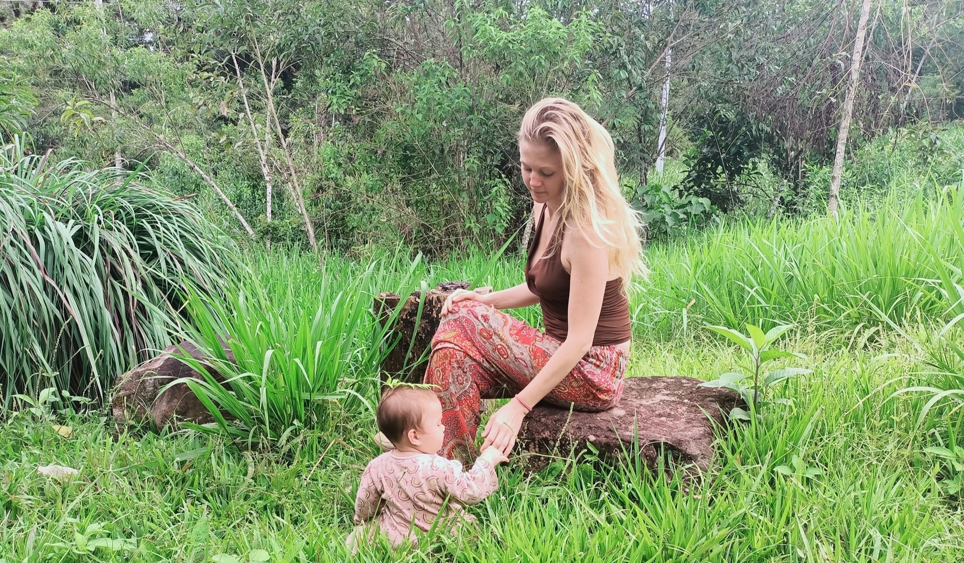 Cô gái Mỹ xinh đẹp theo chồng Việt bỏ phố về quê, chỉ ăn hoa quả để sống - Ảnh 5. Cô gái Mỹ xinh đẹp theo chồng Việt bỏ phố về quê, chỉ ăn hoa quả để sống - Ảnh 5.