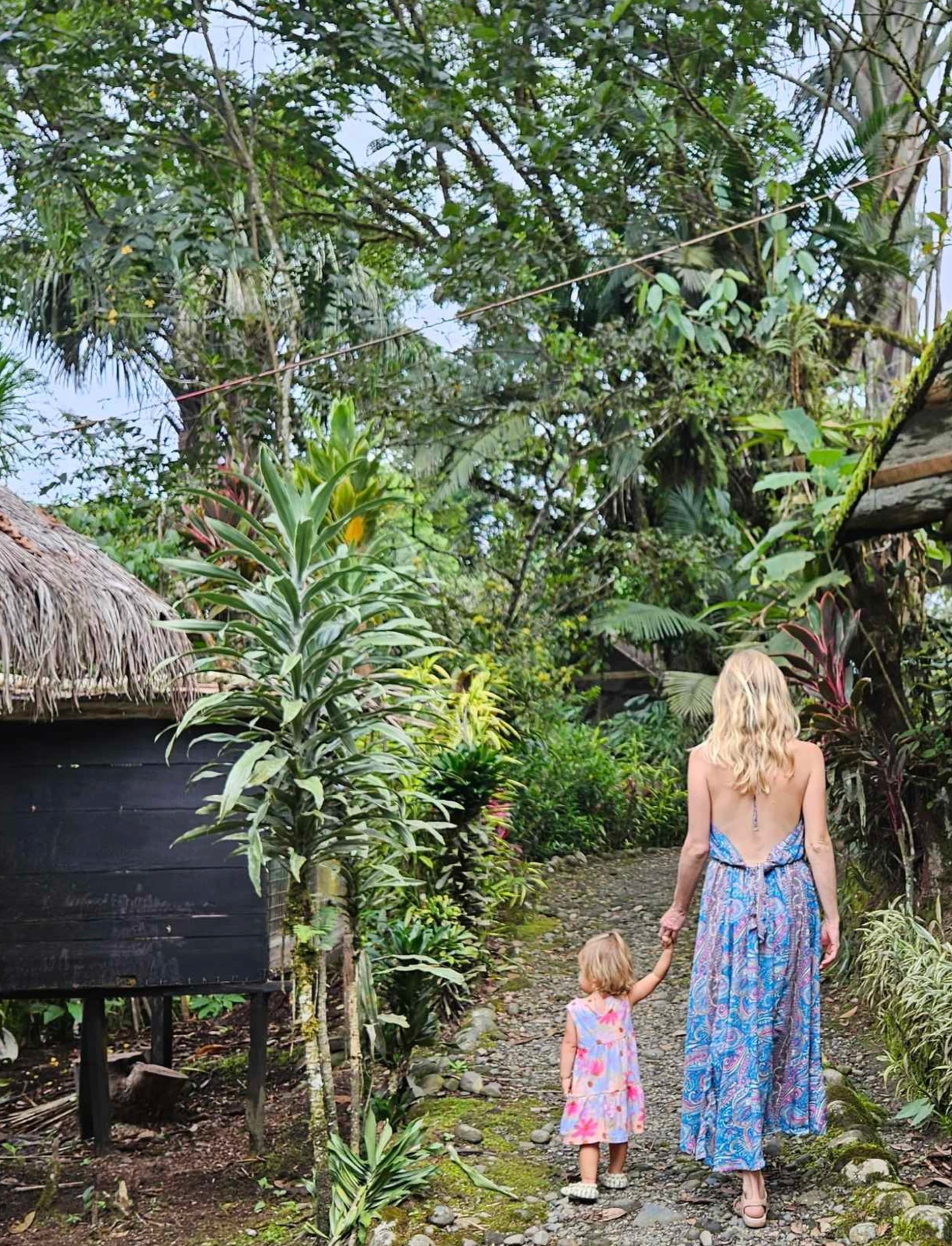 Cô gái Mỹ xinh đẹp theo chồng Việt bỏ phố về quê, chỉ ăn hoa quả để sống - Ảnh 4. Cô gái Mỹ xinh đẹp theo chồng Việt bỏ phố về quê, chỉ ăn hoa quả để sống - Ảnh 4.