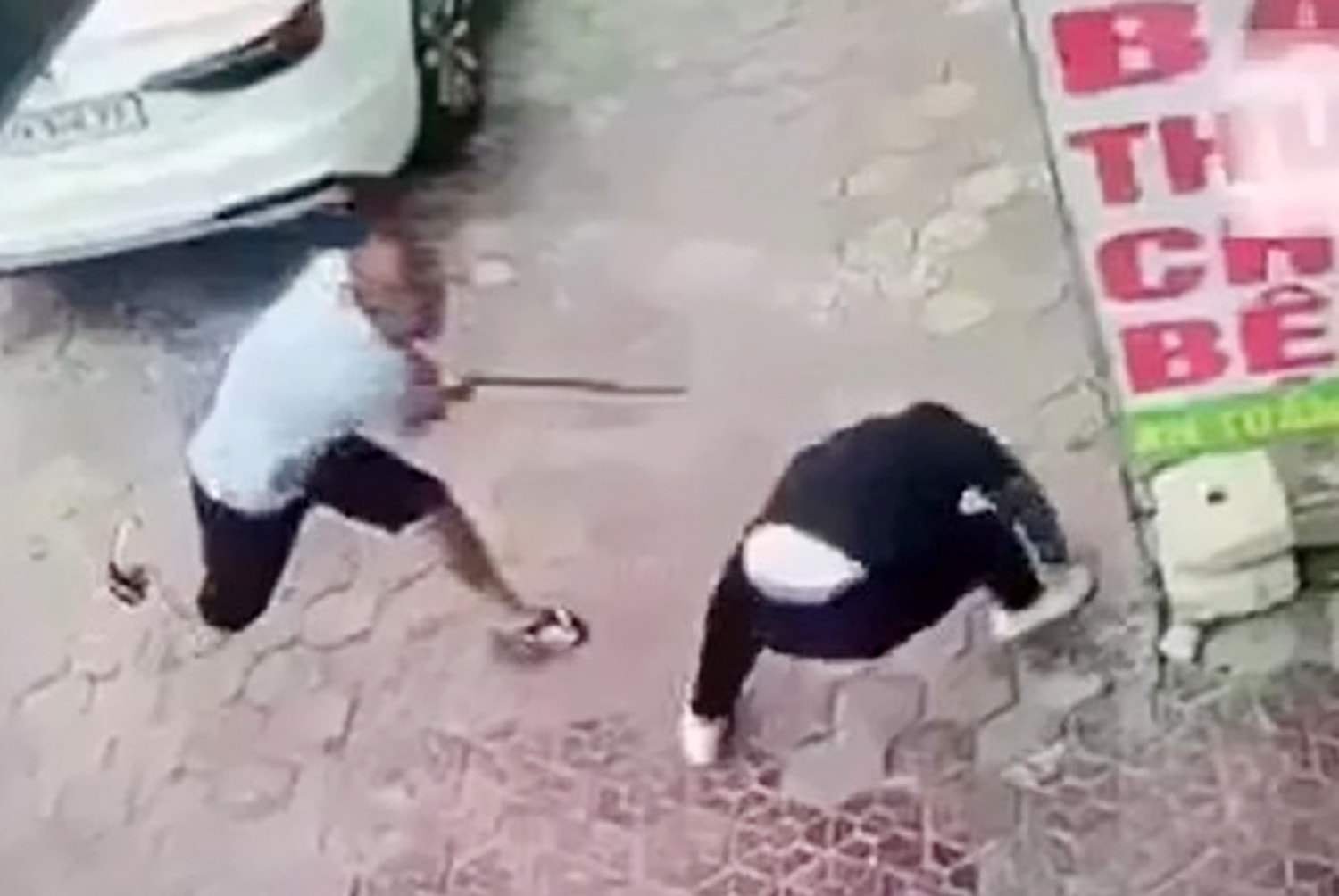 Xôn xao clip nam thanh niên bị chém liên tiếp vào người giữa phố - Ảnh 1. Xôn xao clip nam thanh niên bị chém liên tiếp vào người giữa phố - Ảnh 1.