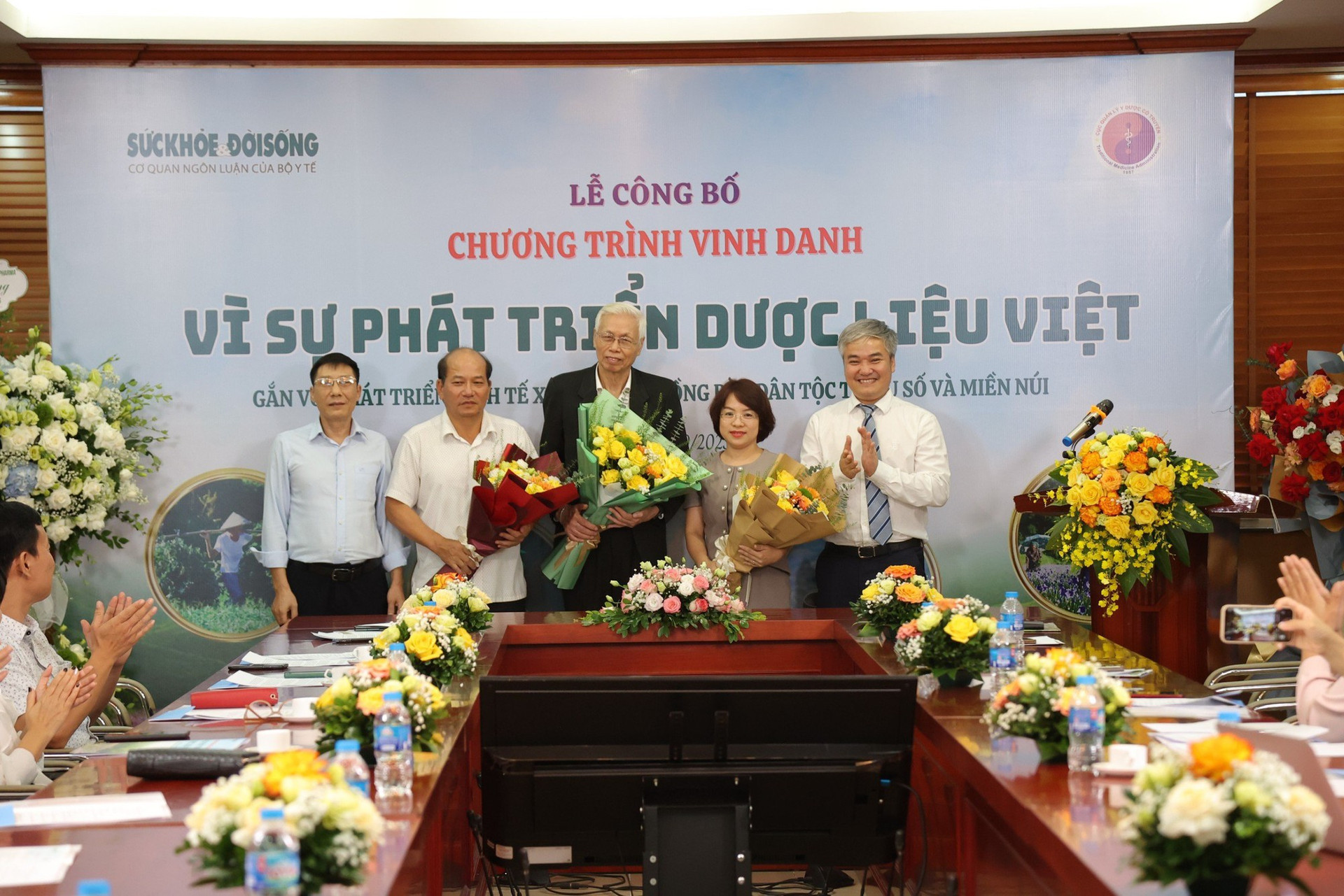 Công bố Chương trình 'Vinh danh vì sự phát triển dược liệu Việt gắn với phát triển KT-XH ĐBDTTSMN' - Ảnh 5.