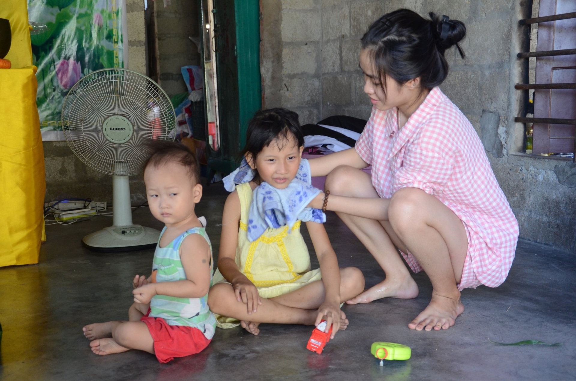 Thương cảnh bốn chị em mồ côi, sống trong căn nhà dột nát  - Ảnh 2.