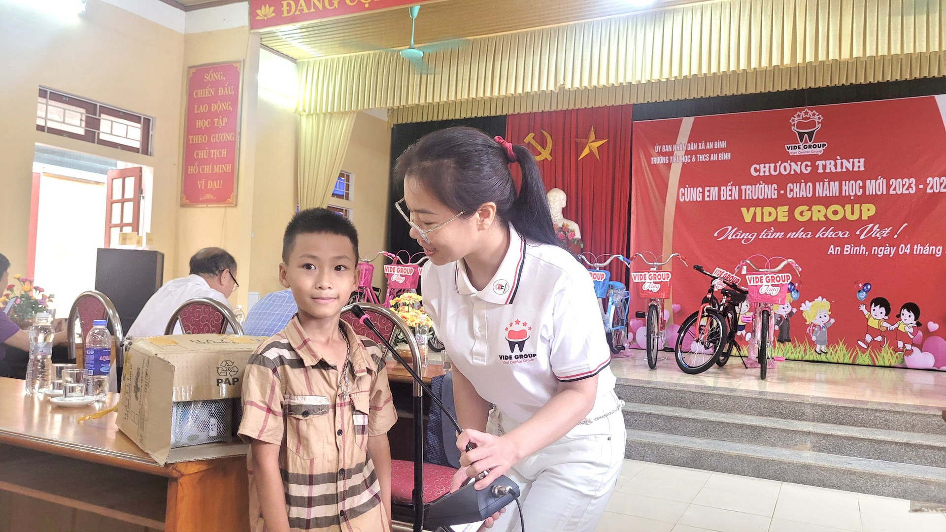Cộng đồng Nha khoa Việt trao tặng nhiều phần quà ý nghĩa “Cùng em đến trường” - Ảnh 5.