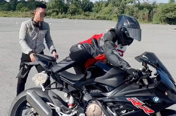 Người đàn ông hướng dẫn Ngọc Trinh 'làm xiếc' trên xe phân khối lớn là ai? - Ảnh 1.