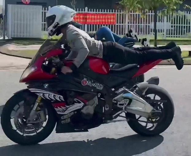 Người đàn ông hướng dẫn Ngọc Trinh 'làm xiếc' trên xe phân khối lớn là ai? - Ảnh 2.