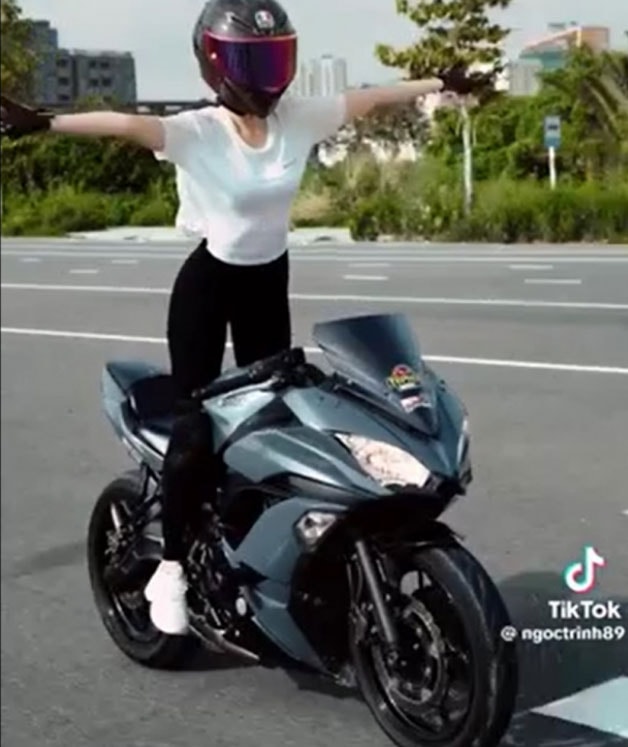 Người đàn ông hướng dẫn Ngọc Trinh 'làm xiếc' trên xe phân khối lớn là ai? - Ảnh 3.