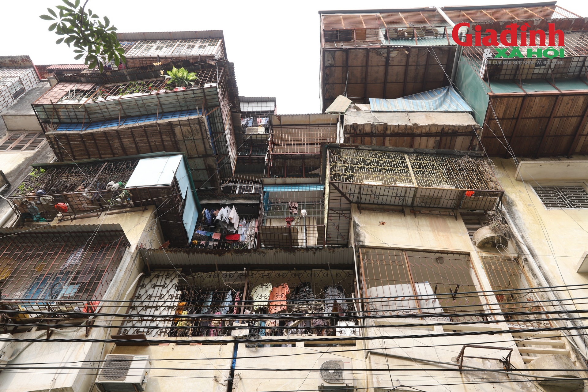 Chủ nhà trọ, chung cư mini ở Hà Nội đua nhau thuê thợ cắt mở 'chuồng cọp', mở lối thoát hiểm thứ 2 - Ảnh 3.