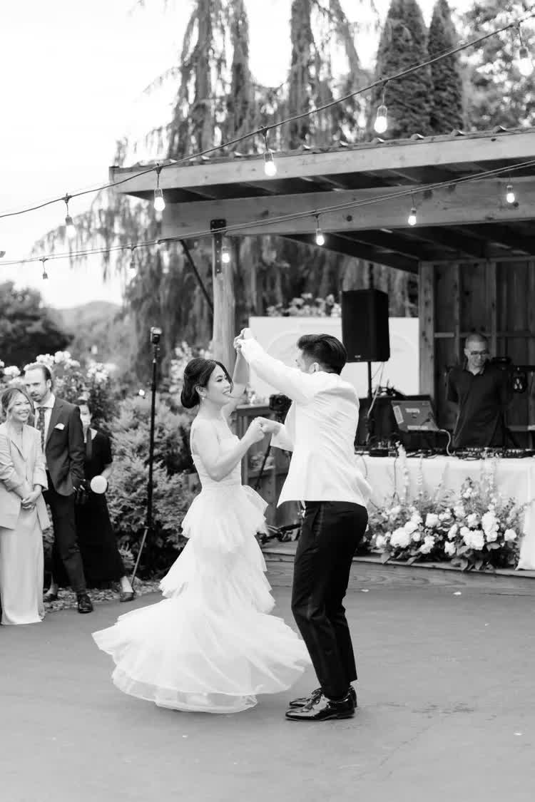 Cặp đôi người Việt lên báo nước ngoài: Tổ chức đám cưới trong rừng, dùng 3000 bông hồng để trang trí - Ảnh 6.