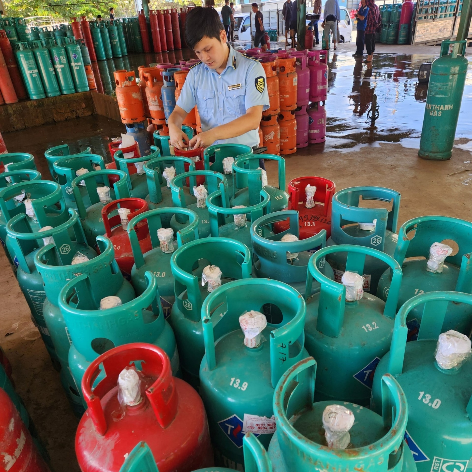 Tiểu thương công khai bày bán, vận chuyển hàng trăm bình khí gas giả mạo nhãn hàng hóa, chủ cửa hàng không huấn luyện kỹ thuật an toàn - Ảnh 2.