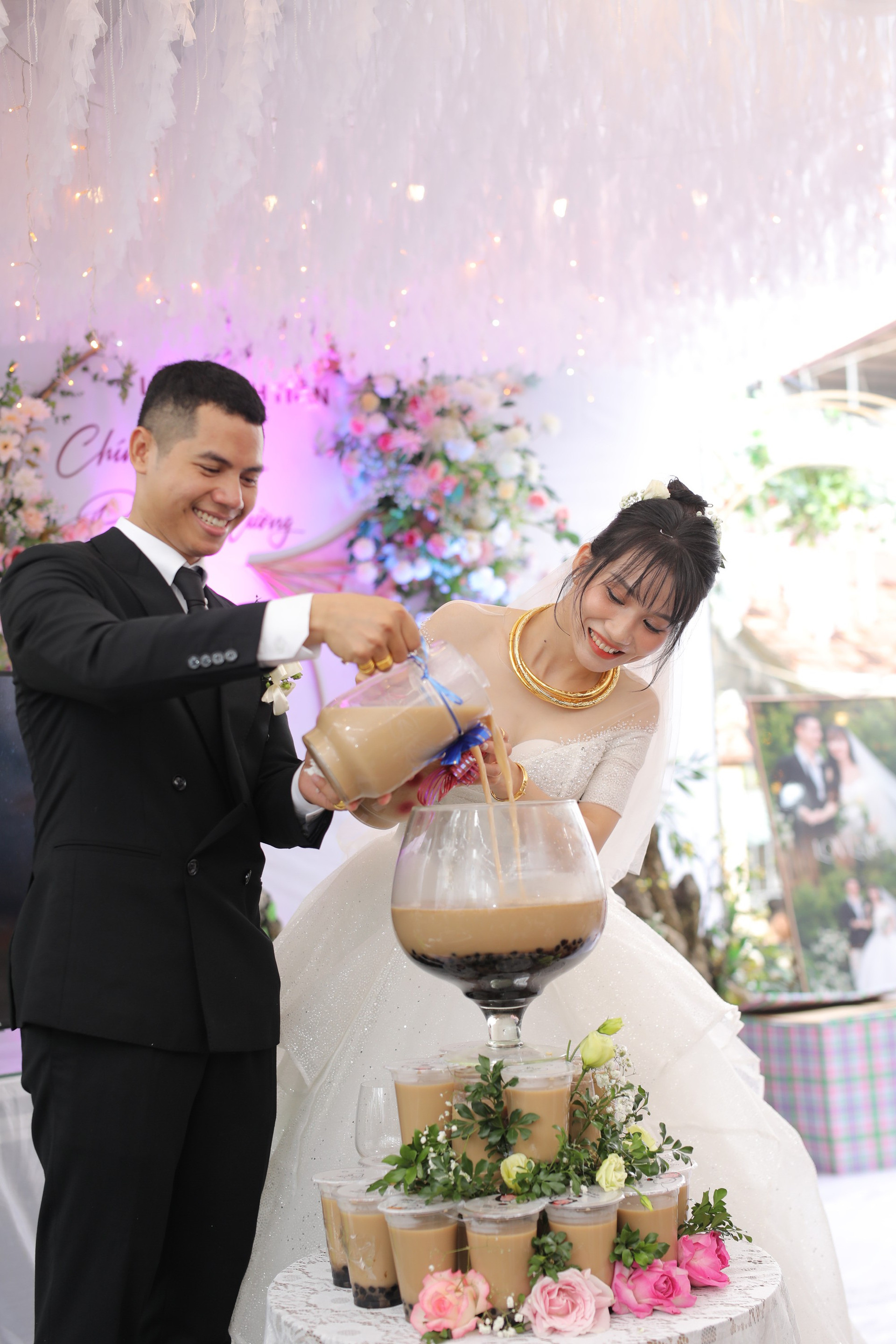 Cặp đôi 9X rót trà sữa thay rượu vang trong lễ cưới: Chú rể tự tay nấu cả đêm - Ảnh 1.