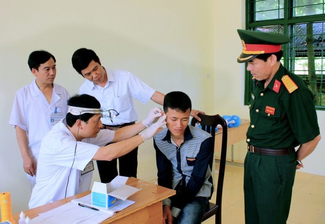 Khám tai - mũi - họng là một trong những nội dung khám nghĩa vụ quân sự. Ảnh minh họa: TL