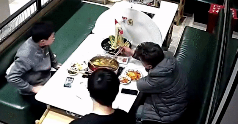 Chuột rơi trúng đầu khiến thực khách bị thương khi đang dùng bữa trong nhà hàng
