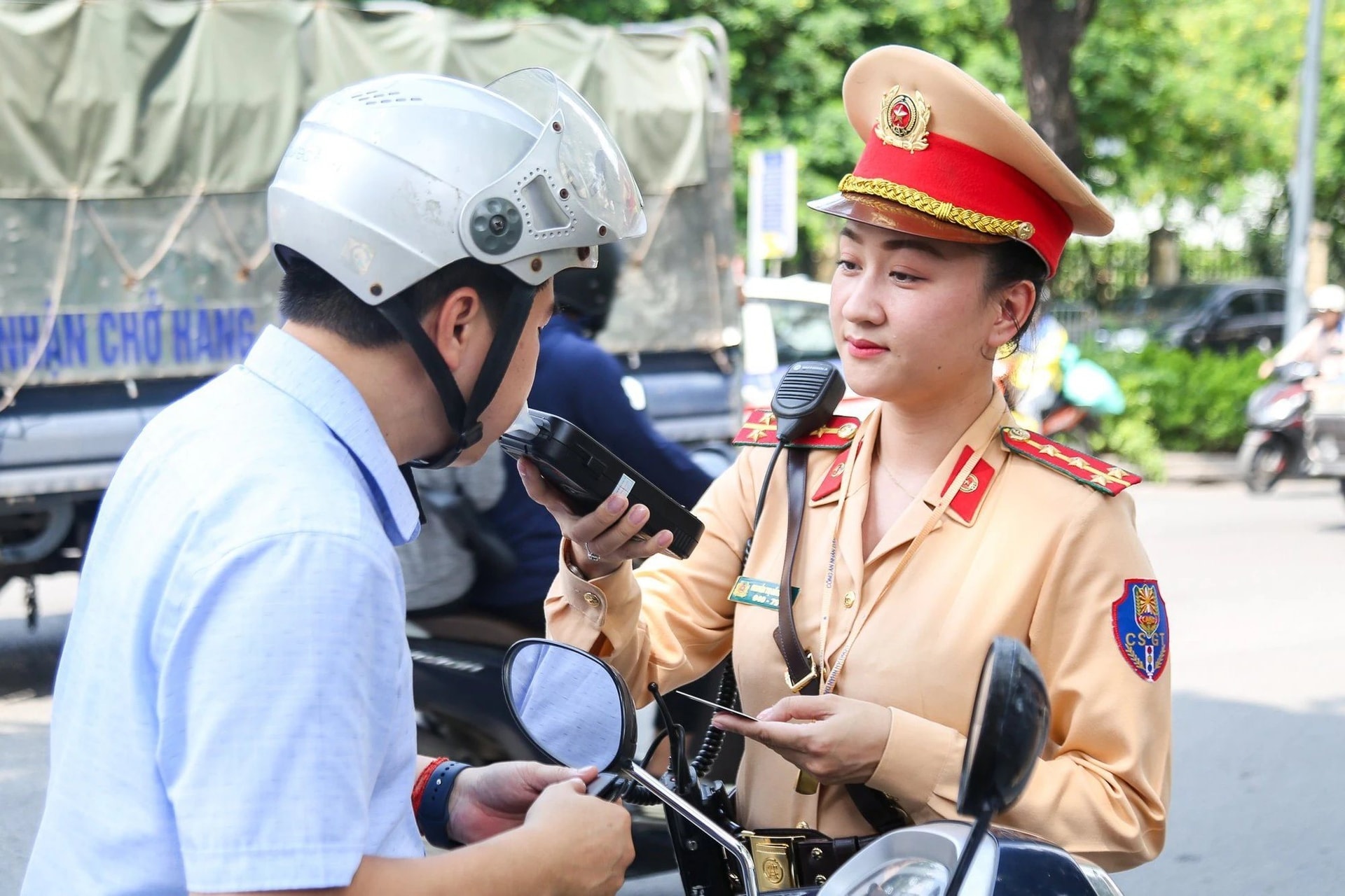 Nữ CSGT đang làm nhiệm vụ đo nồng độ cồn. (Ảnh: TL)