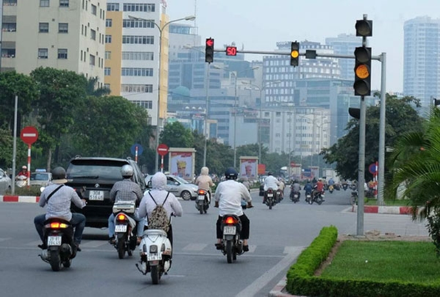 Theo đề xuất mới của Bộ Công an, từ năm 2025, lỗi vượt đèn đỏ, đèn vàng mức phạt tăng thêm 2 triệu đồng. Ảnh minh họa: TL