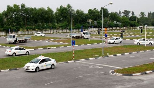 Từ 1/1/2025, Bộ GTVT quy định tất cả các hạng giấy phép lái xe ô tô phải học lý thuyết đầy đủ theo hình thức tập trung hoặc đào tạo từ xa, tự học có hướng dẫn.