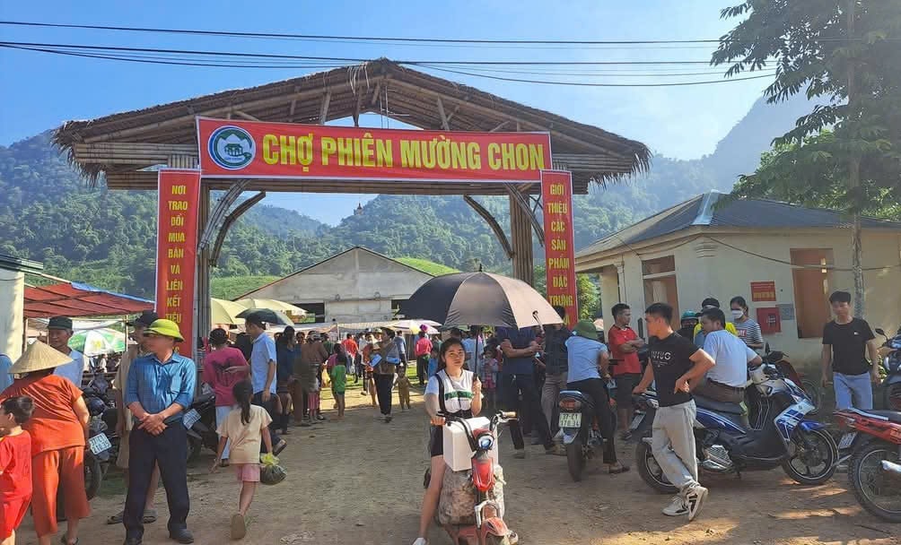 Rộn rã sắc xuân chợ phiên vùng cao xứ Nghệ- Ảnh 1.