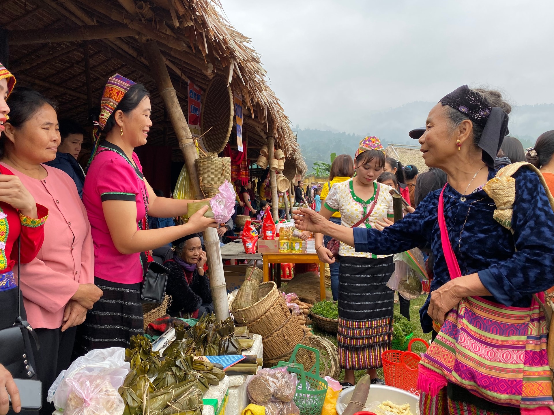 Rộn rã sắc xuân chợ phiên vùng cao xứ Nghệ- Ảnh 3.