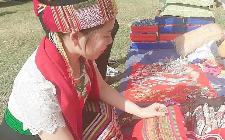 Chợ phiên Mường Chon họp vào ngày Thứ Bảy, Chủ nhật của tuần thứ 3 hàng tháng.