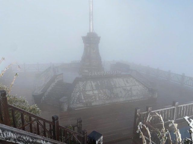 Băng giá tiếp tục phủ kín đỉnh núi Fansipan- Ảnh 2.