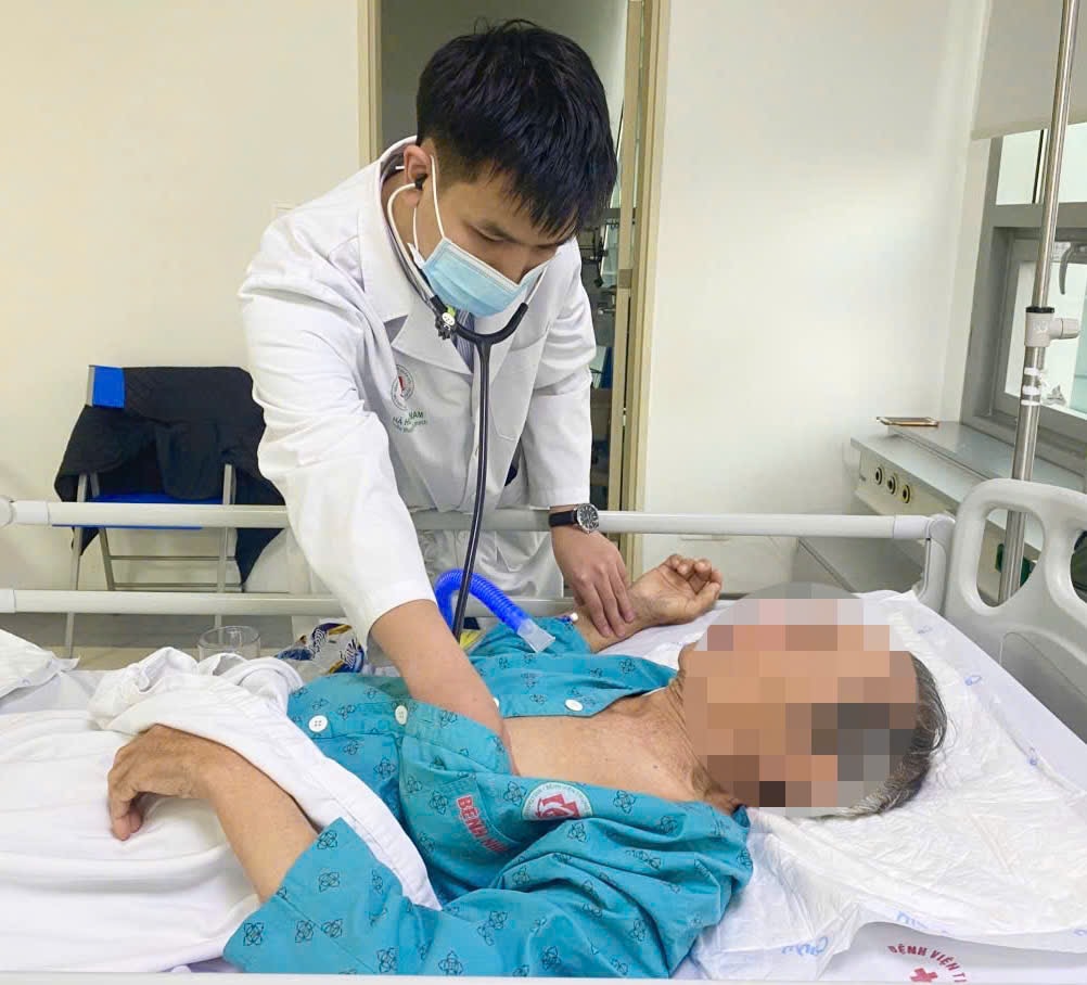 Đau bụng quanh rốn, người đàn ông bất ngờ bị vỡ phình động mạch chủ bụng, rơi vào nguy kịch - Ảnh 1.
