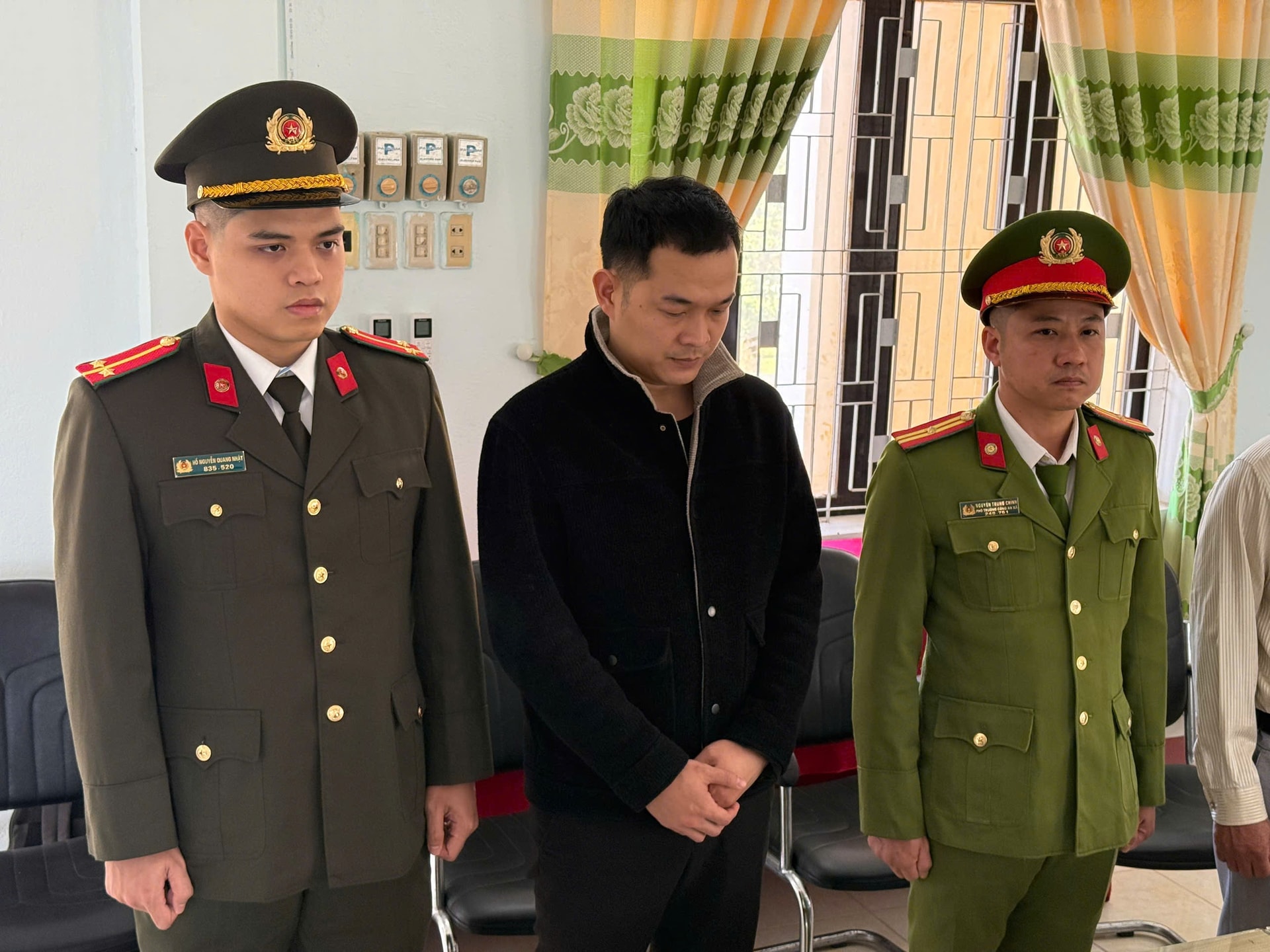 Đưa thông tin sai sự thật lên mạng, chiếm đoạt tiền tỷ- Ảnh 1.