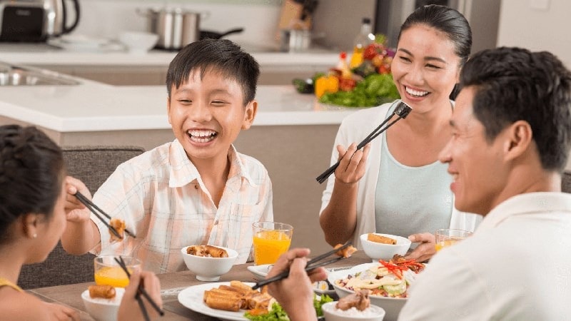3 đối tượng cần 'kiềm chế' khi ăn uống ngày Tết- Ảnh 1.