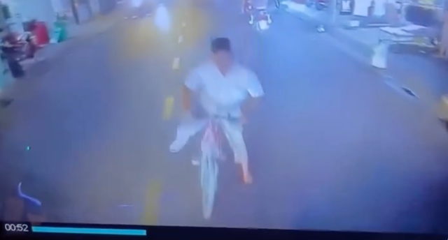 Người đàn ông đi xe đạp chặn, đập đầu xe buýt gây náo loạn ở TPHCM- Ảnh 1.