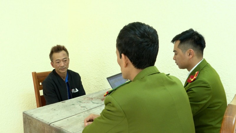 Bắt nam tài xế lái xe ô tô kéo lê xe máy trên đường nhiều cây số- Ảnh 1.