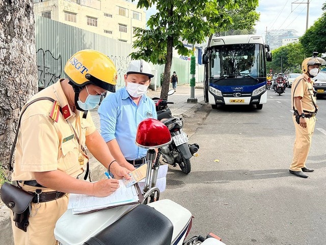 Hàng loạt hành vi vi phạm luật giao thông đường bộ bị áp dụng số tiền phạt từ 400.000 – 8 triệu đồng theo Nghị định 168/2024/NĐ-CP. Ảnh minh họa: TL