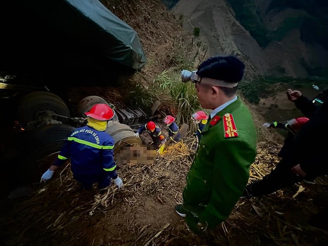 Công an thông tin nguyên nhân vụ 2 người tử vong cạnh ô tô dưới vực sâu- Ảnh 2.