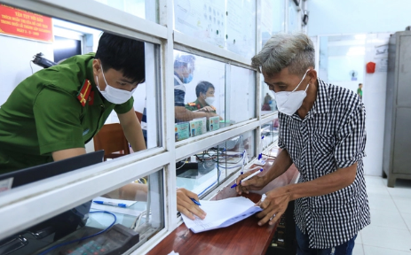 Theo quy định, người không có thường trú, tạm trú phải khai báo thông tin về cư trú theo mẫu và nộp đến cơ quan đăng ký cư trú tại nơi ở. Ảnh minh họa: TL
