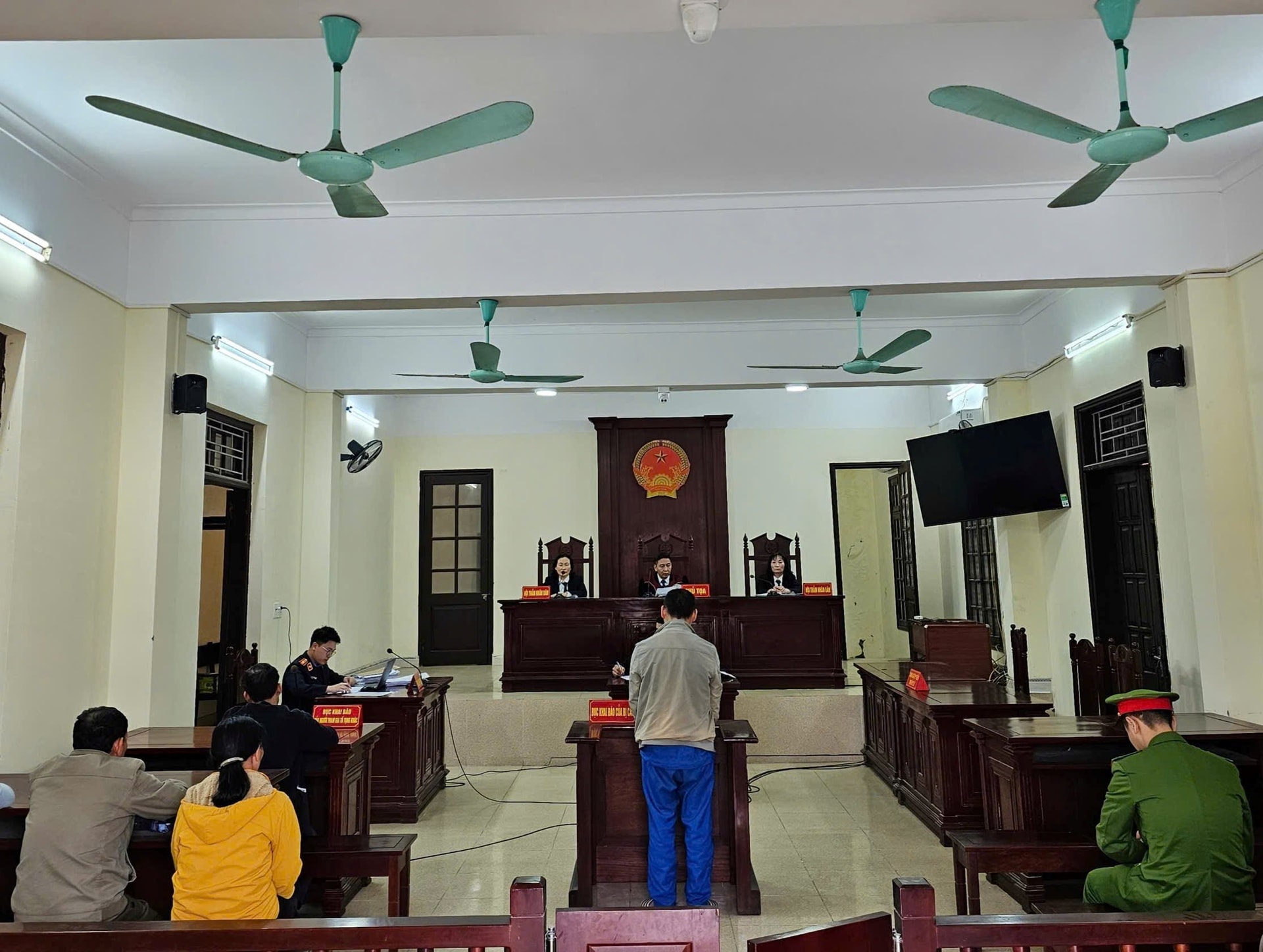 Không được tạm ứng lương, thợ ốp lát đá đập phá tài sản công ty- Ảnh 1.