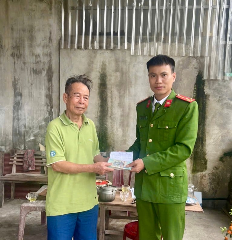 Cụ ông suýt mất tiền vì chiêu trò lừa đảo 'cháu gửi quà từ nước ngoài'- Ảnh 1.