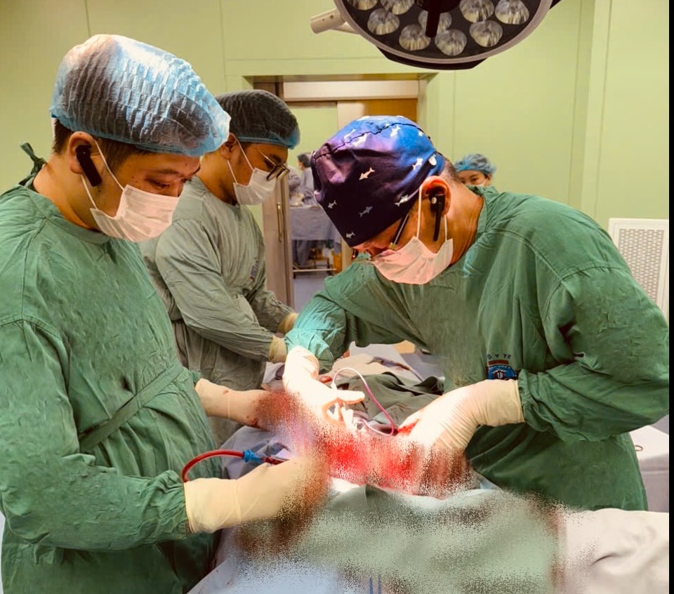 Chủ quan, ngại không đi khám, người phụ nữ đến bệnh viện với khối u vú 'khủng' hơn 3kg- Ảnh 1.