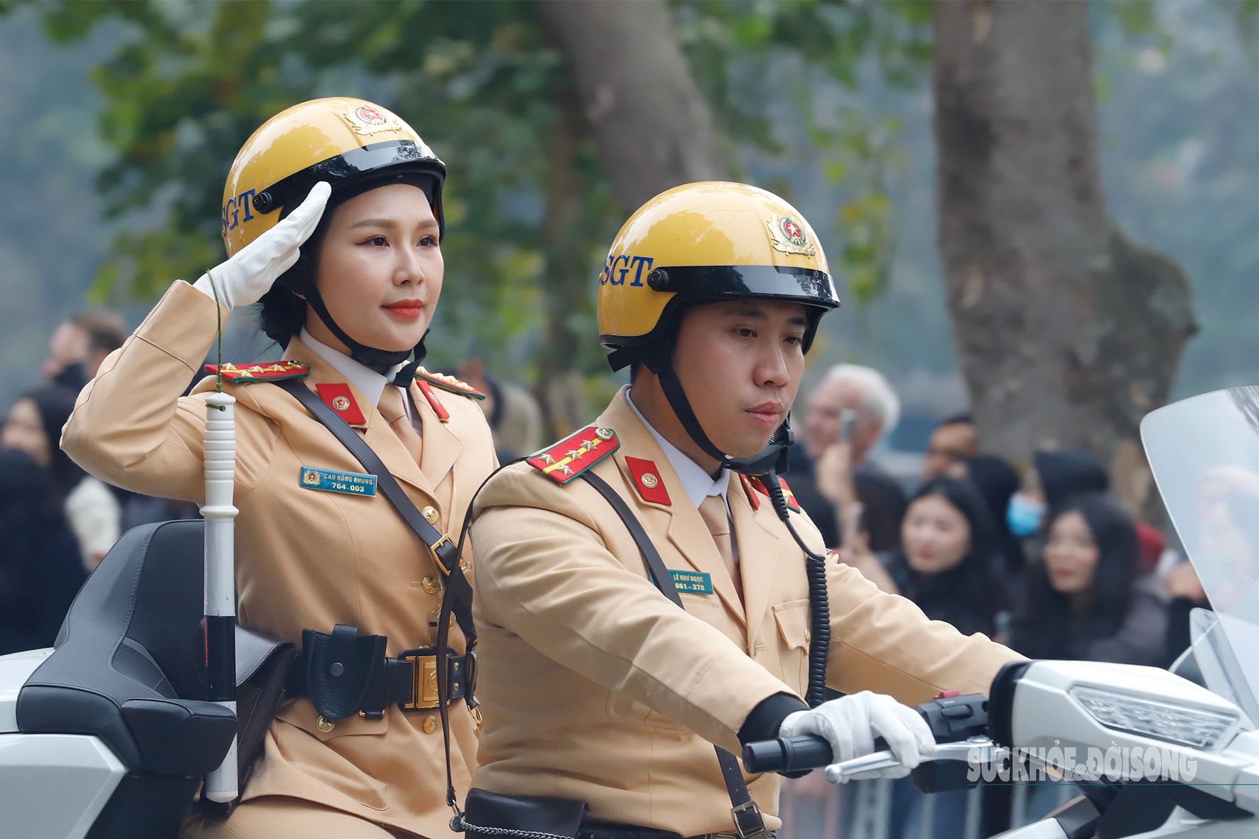 Nữ cảnh sát giao thông tỏa sáng trên phố đi bộ Hồ Gươm- Ảnh 4.