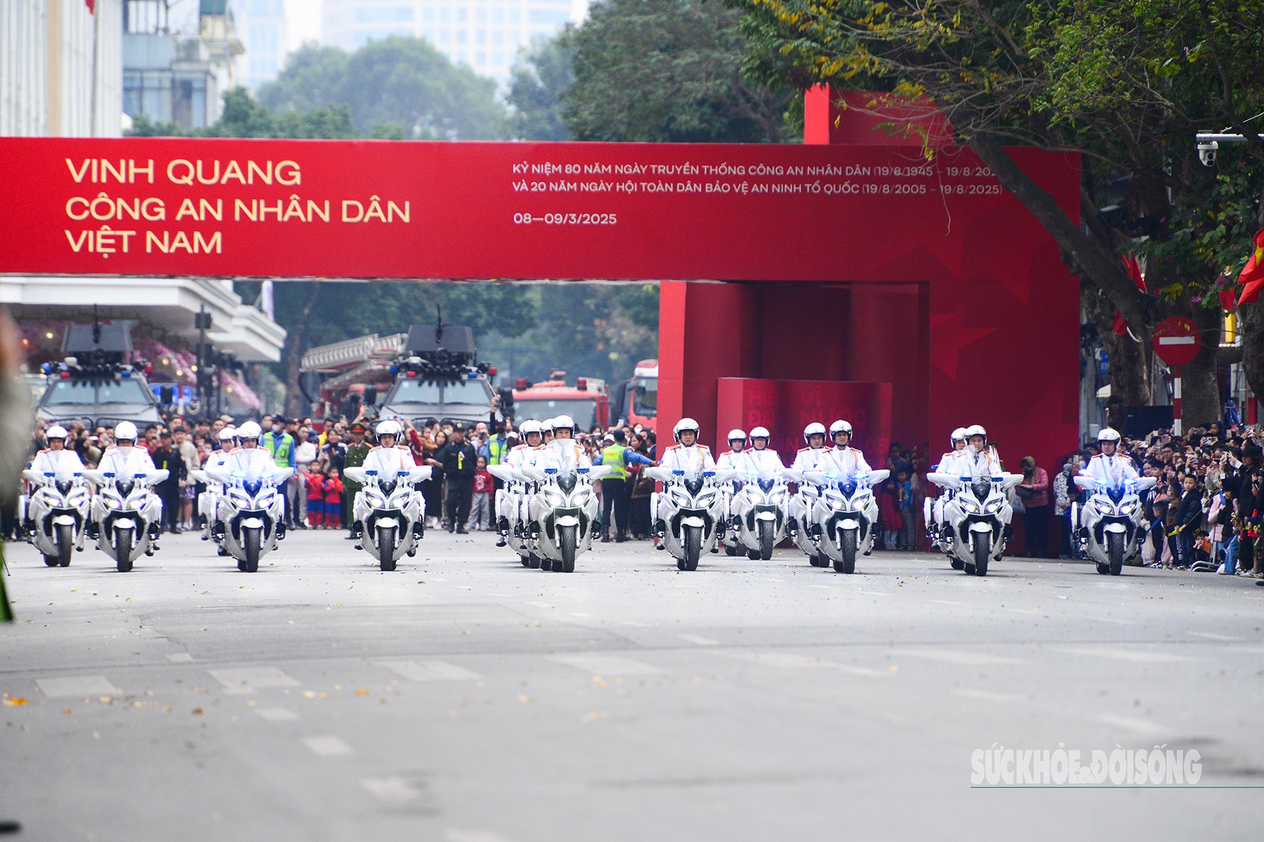 Nữ cảnh sát giao thông tỏa sáng trên phố đi bộ Hồ Gươm- Ảnh 7.