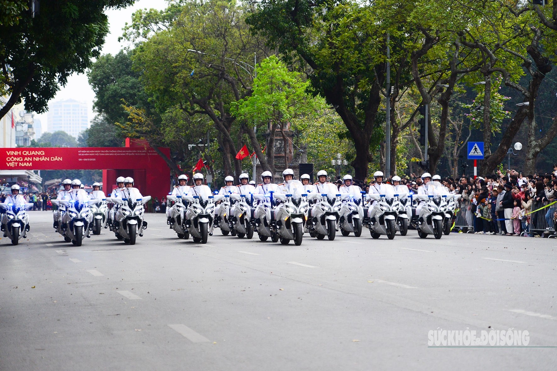 Nữ cảnh sát giao thông tỏa sáng trên phố đi bộ Hồ Gươm- Ảnh 10.