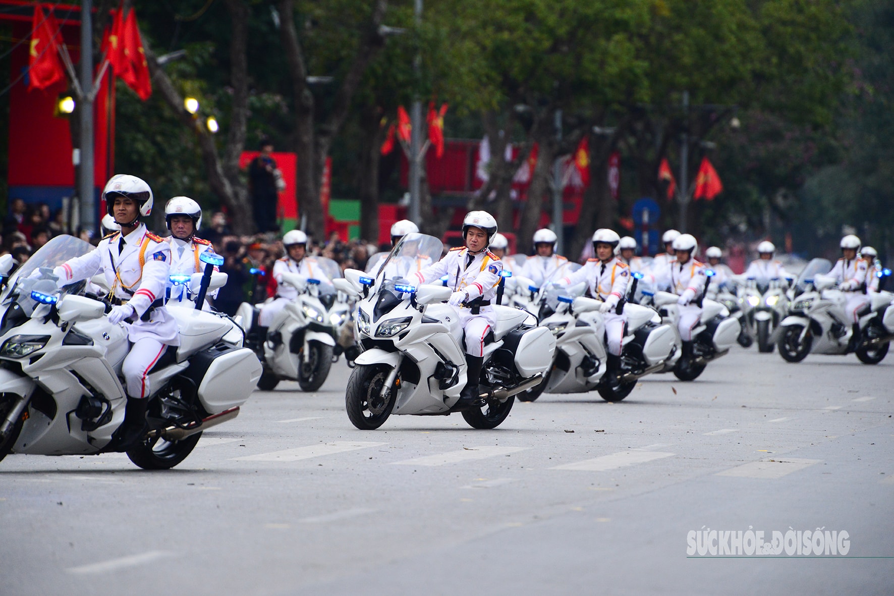 Nữ cảnh sát giao thông tỏa sáng trên phố đi bộ Hồ Gươm- Ảnh 8.